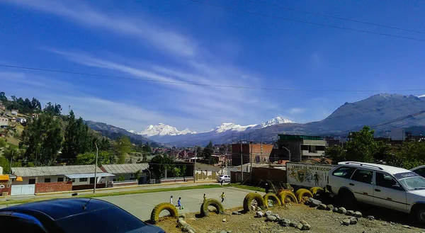 Huaraz Peru Paź 2019 Huaraz Peru Widok Miasto Otoczone Śnieżnymi — Zdjęcie stockowe