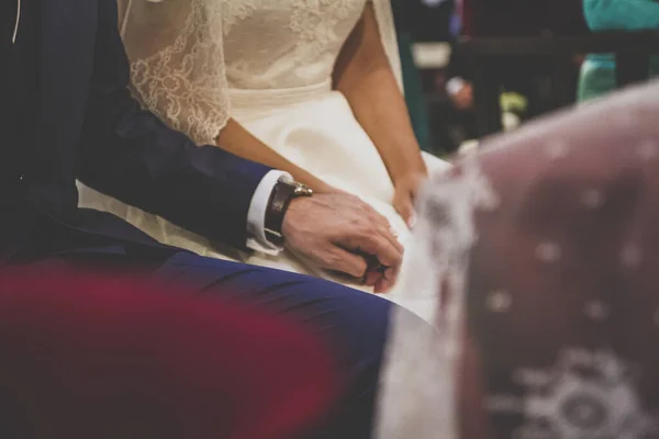 Фотография Жениха Крупным Планом Держащего Руку Невесты Время Свадебной Церемонии — стоковое фото