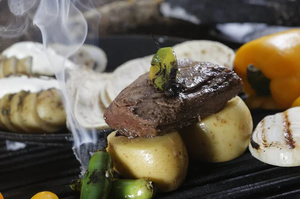 Tiro Seletivo Foco Bife Grelhado Costela Olho Com Batatas Pimenta — Fotografia de Stock