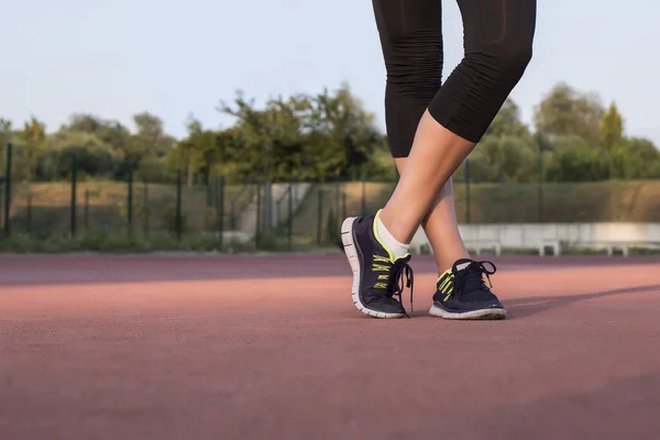 Una Corredora Con Zapatillas Negras Pantalones Negros — Foto de Stock