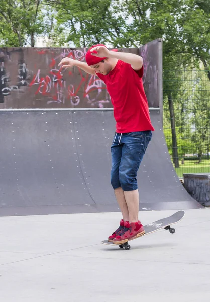 Vertical Shot Caucasian Male Riding Skateboard Skate Park — Stock Photo, Image