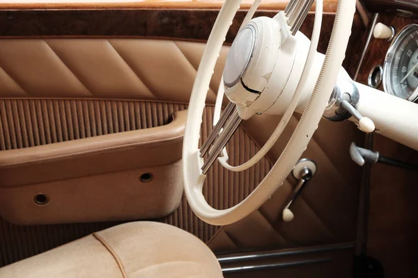 古いヴィンテージ車のステアリングホイールのクローズアップショット — ストック写真
