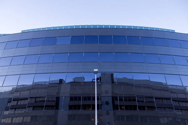 Ein Modernes Gebäude Mit Blauen Glasfenstern Tageslicht — Stockfoto
