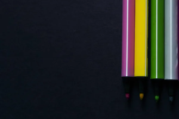 Tiro Ángulo Alto Cuatro Lápices Colores Sobre Fondo Negro —  Fotos de Stock