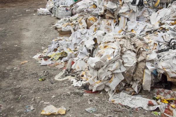 産業廃棄物の概念としてのスポンジの巨大な山 — ストック写真