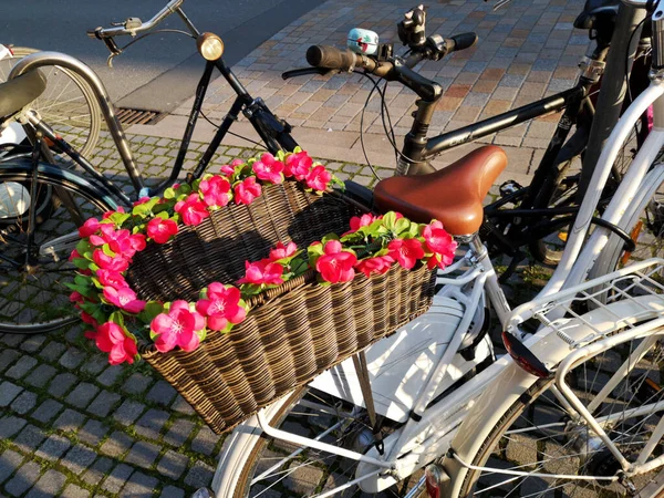 Ein Schönes Fahrrad Mit Korb Verziert Mit Rosa Blumen — Stockfoto