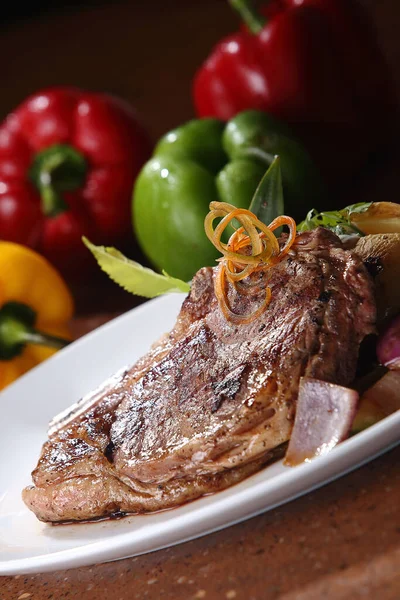 Vertikální Detailní Záběr Čerstvě Grilovaného Bone Steaku Barevných Papriček Pozadí — Stock fotografie