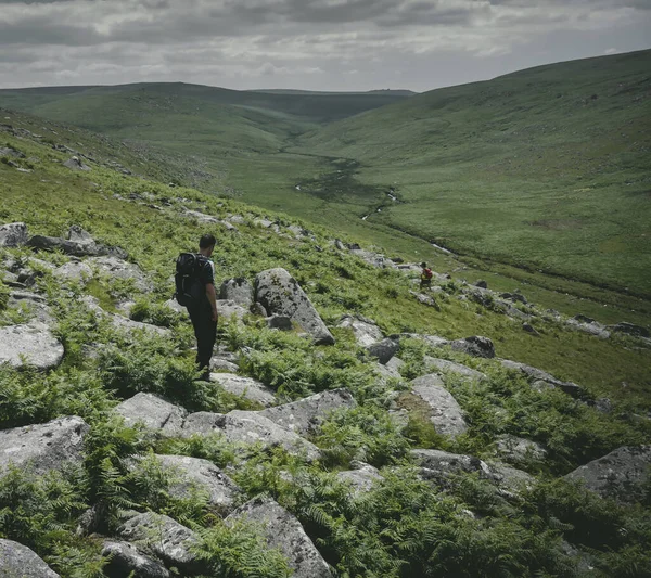 絵のように美しい岩の丘の上で男の旅行者のトレッキングのショット — ストック写真