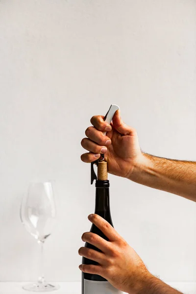 Pionowe Ujęcie Męskich Rąk Otwierających Butelkę Wina Korkociągiem — Zdjęcie stockowe
