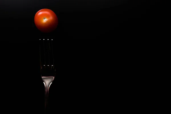 Una Toma Vista Superior Tomate Sobre Una Superficie Negra Con — Foto de Stock