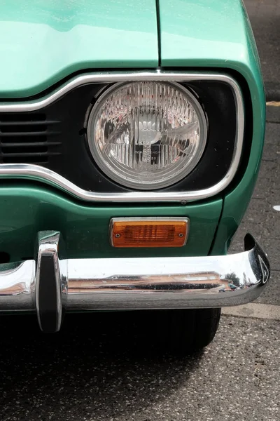 Colpo Verticale Una Vecchia Auto Verde Epoca — Foto Stock