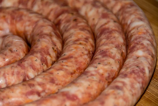 Closeup Shot Coiled Raw Sausage Wooden Board — Stock Photo, Image