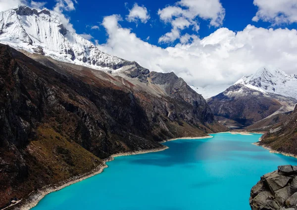 Lago Paron Cercado Por Penhascos Cobertos Neve Capturados Durante Dia — Fotografia de Stock