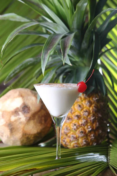 Ein Vertikaler Schuss Pina Colada Cocktail Kirsche Mit Frischer Kokosnuss — Stockfoto