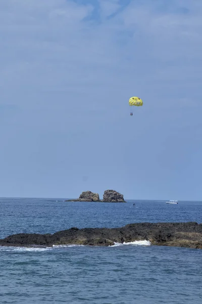 Een Verticaal Schot Van Gele Parachute Boven Zee — Stockfoto