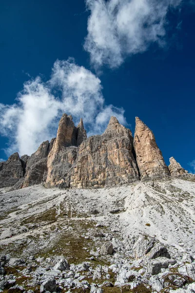 Вертикальный Снимок Итальянских Доломитов Знаменитыми Тремя Вершинами Лаваредо — стоковое фото