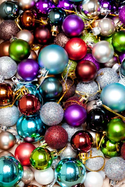 Een Verticaal Shot Van Vele Kerstbollen Verschillende Kleuren — Stockfoto