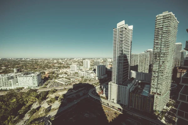 Tiro Aéreo Uma Paisagem Urbana Com Arranha Céus Meio Dia — Fotografia de Stock