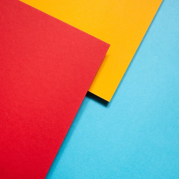 Κοντινό Πλάνο Κόκκινων Και Κίτρινων Χαρτιών Μπλε Επιφάνεια Αντιγραφικό Χώρο — Φωτογραφία Αρχείου
