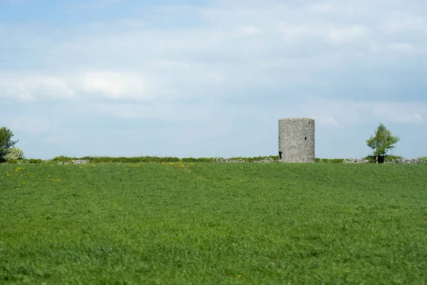 Tarladaki Bir Ortaçağ Kalesinin Kalıntıları — Stok fotoğraf