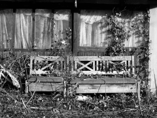 Uma Foto Tons Cinza Uma Antiga Casa Rural Abandonada Cadeiras — Fotografia de Stock