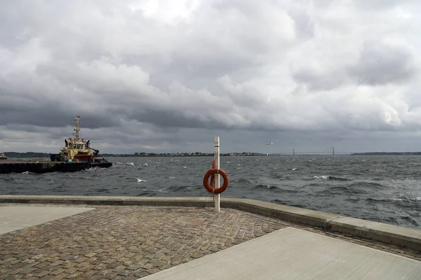 Anel Salva Vidas Tubo Costa Cercado Pelo Mar Sob Céu — Fotografia de Stock