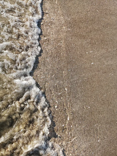 Colpo Alto Angolo Dell Acqua Schiumosa Del Mare Sulla Sabbia — Foto Stock