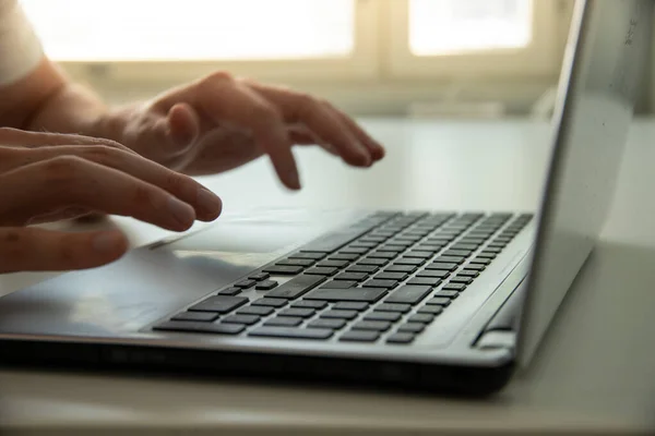 Tiro Perto Das Mãos Homem Usando Teclado Laptop — Fotografia de Stock