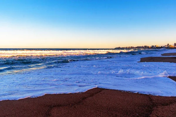 Plaża Otoczona Morzem Podczas Pięknego Wschodu Słońca Idealna Tapety Tła — Zdjęcie stockowe