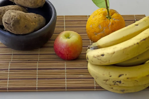 Primer Plano Tazón Con Patatas Una Manzana Una Naranja Plátanos —  Fotos de Stock