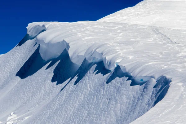 Een Berg Top Bedekt Met Witte Sneeuw Winter — Stockfoto