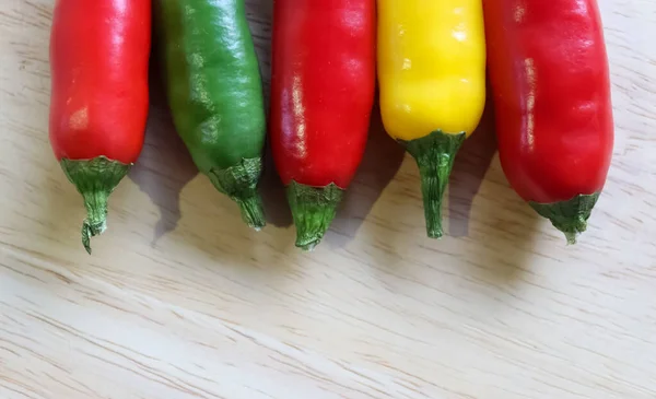 Een Oppere Uitzicht Van Kleurrijke Chili Pepers Van Hout Vlak — Stockfoto