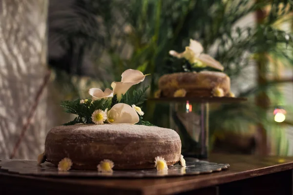 白い花で装飾されたおいしいケーキの選択的なフォーカスショット — ストック写真