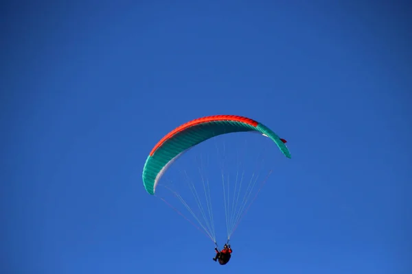 Colpo Ipnotizzante Uomo Che Vola Con Paracadute Alto Nel Cielo — Foto Stock