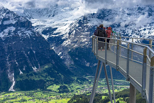 Afbeelding Toont Het Observatiedek Hoog Een Berg Met Uitzicht Bergen — Stockfoto