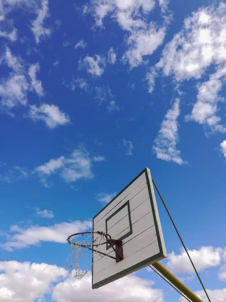 Svislý Nízký Úhel Záběru Basketbalového Backboardu Pod Zataženou Oblohou — Stock fotografie