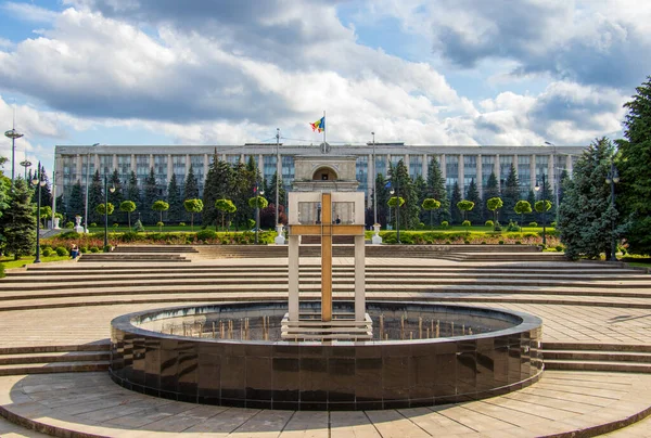 Vítězný Oblouk Kišiněva Vládní Dům Pod Slunečním Světlem Moldavsku — Stock fotografie