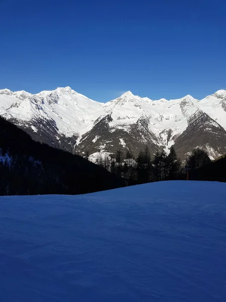 Een Prachtig Shot Van Een Berglandschap Met Besneeuwde Toppen — Stockfoto