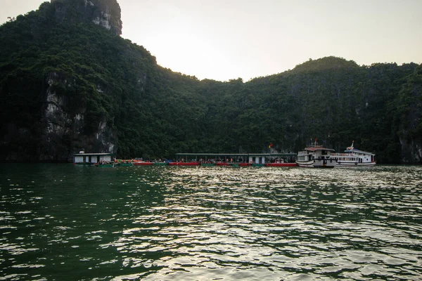 Uma Bela Foto Mar Falésias Halong Bay — Fotografia de Stock