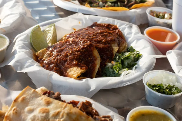 Primer Plano Enfoque Selectivo Deliciosos Tacos Tlaquepaque Con Diferentes Salsas — Foto de Stock