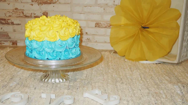 Gâteau Appétissant Avec Une Décoration Jaune Bleu Sur Support Verre — Photo