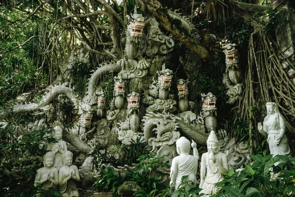 Roj Dračích Soch Pod Stromem Mramorové Hoře Nang Vietnam — Stock fotografie