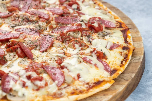 Primer Plano Una Deliciosa Pizza Con Salchichas Rodajas Queso Derretido —  Fotos de Stock