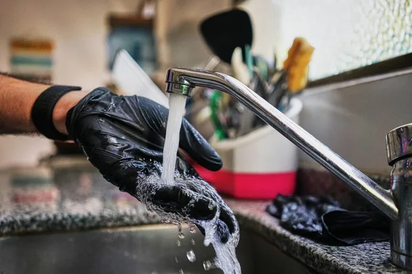 Primer Plano Una Persona Lavándose Las Manos Fregadero Cocina —  Fotos de Stock