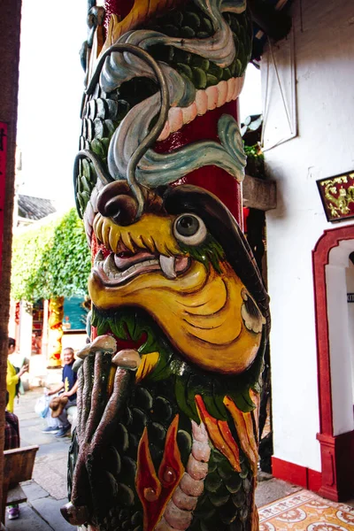 Sebuah Gambar Vertikal Dari Patung Naga Berwarna Warni Pada Kolom — Stok Foto