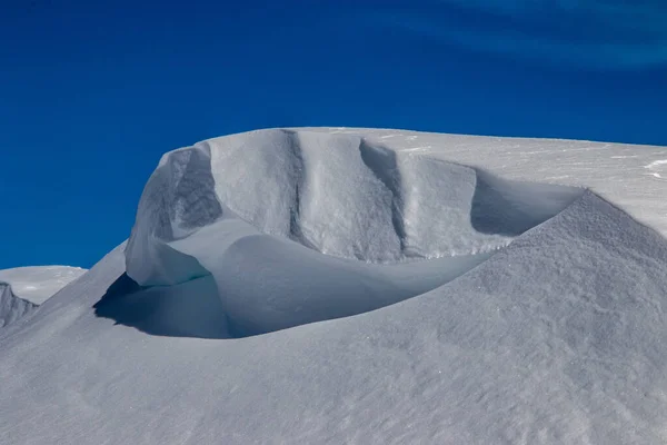 冬雪覆盖的山顶 — 图库照片