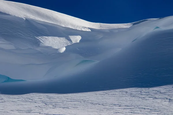 Una Cumbre Montañosa Cubierta Con Una Nieve Blanca Limpia —  Fotos de Stock