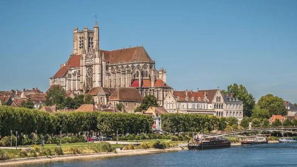 Piękne Ujęcie Katedry Auxerre Pobliżu Rzeki Yonne Słoneczne Popołudnie Francji — Zdjęcie stockowe