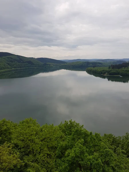 Gyönyörű Kilátás Aussichtsplattform Biggeblick Németországi Attendornban Egy Borús Időben — Stock Fotó