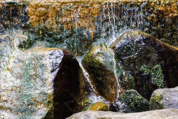 Primer Plano Musgo Rocas Erosionadas Cascada Delgada — Foto de Stock